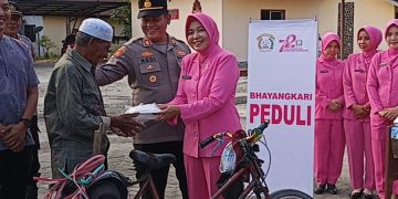 Polsek Kampar dan Bhayangkari Gelar Aksi Berbagi Takjil di Jalan Raya, Bangun Kehangatan Ramadhan dan Sinergi Bersama Masyarakat