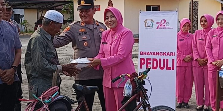 Polsek Kampar dan Bhayangkari Gelar Aksi Berbagi Takjil di Jalan Raya, Bangun Kehangatan Ramadhan dan Sinergi Bersama Masyarakat