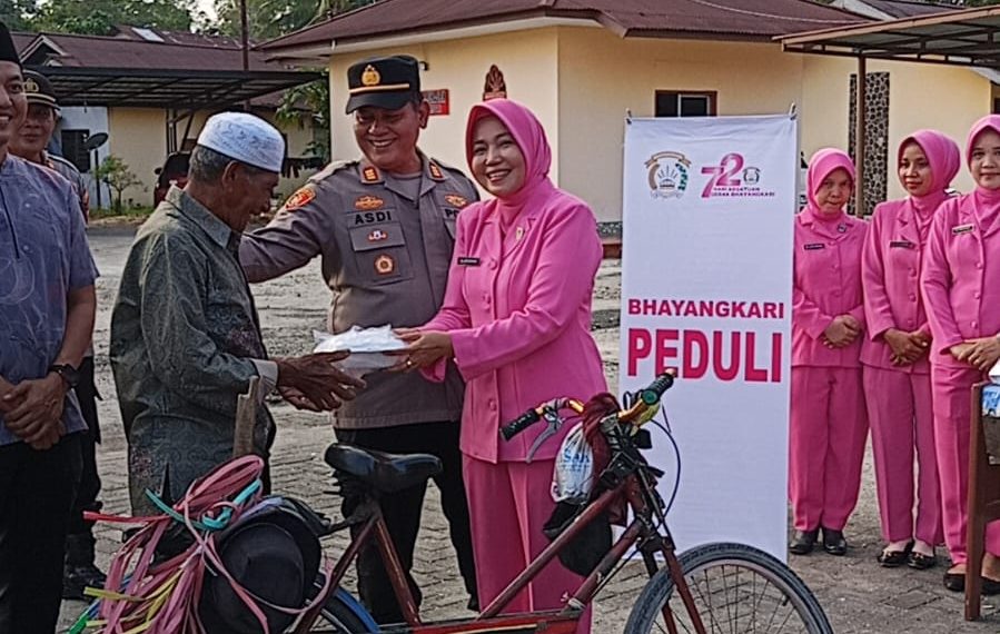 Polsek Kampar dan Bhayangkari Gelar Aksi Berbagi Takjil di Jalan Raya, Bangun Kehangatan Ramadhan dan Sinergi Bersama Masyarakat
