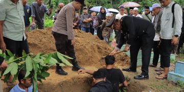 Kapolres Kampar Pimpin Upacara Pemakaman AIPTU Apendra, Sang Banit Reskrim yang Berdedikasi