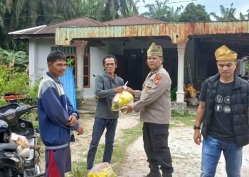 Polsek Kampar Bantu Korban Angin Puting Beliung Lewat Bansos Jumat Barokah Bersama PT. Green Palma