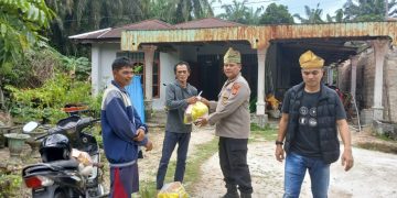 Polsek Kampar Bantu Korban Angin Puting Beliung Lewat Bansos Jumat Barokah Bersama PT. Green Palma