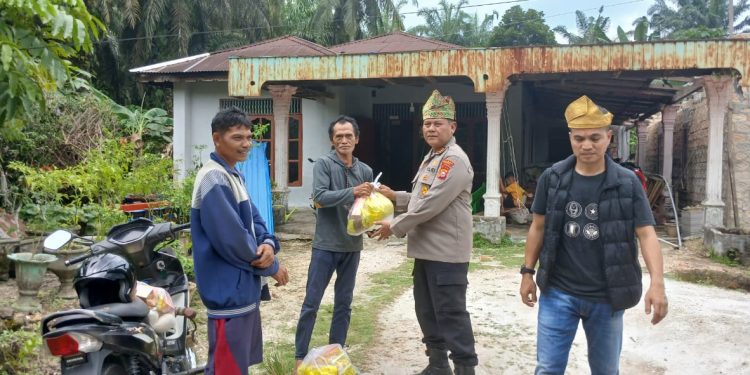 Polsek Kampar Bantu Korban Angin Puting Beliung Lewat Bansos Jumat Barokah Bersama PT. Green Palma