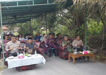 Sebelum Renovasi Jembatan Merah Putih, Kapolres Kampar Hadiri Doa Bersama di Desa Pulau Jambu