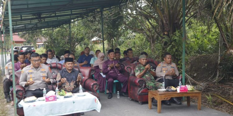 Sebelum Renovasi Jembatan Merah Putih, Kapolres Kampar Hadiri Doa Bersama di Desa Pulau Jambu