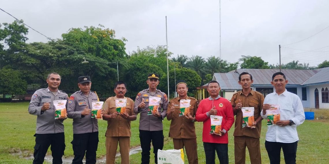 Polisi Cinta Petani, Polsek Tapung Hulu Salurkan Bibit Jagung untuk Kelompok Tani di Bukit Kemuning