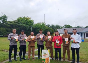Polisi Cinta Petani, Polsek Tapung Hulu Salurkan Bibit Jagung untuk Kelompok Tani di Bukit Kemuning