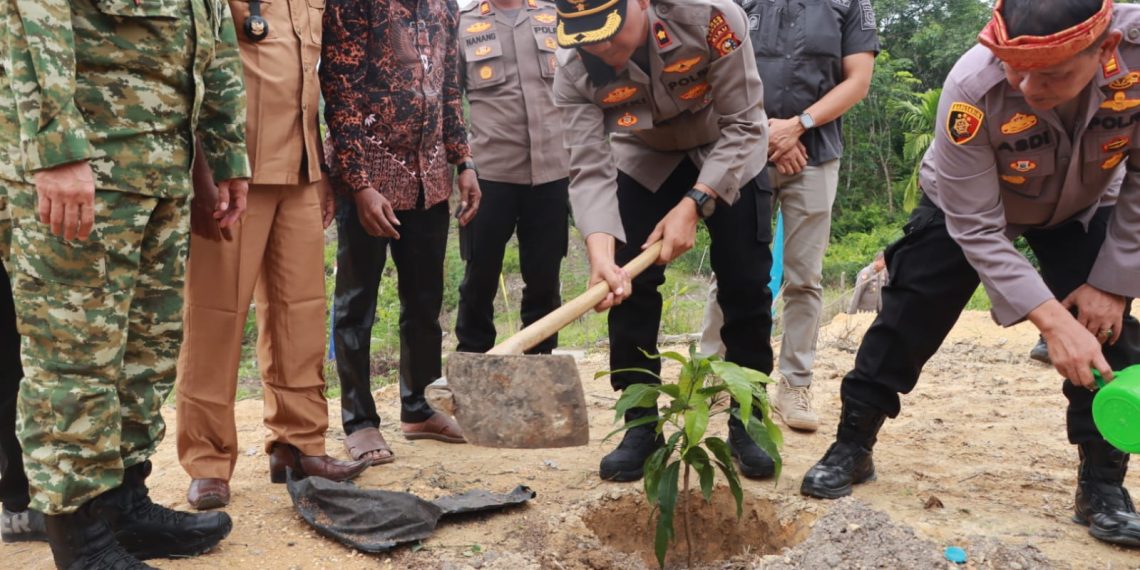 “Polres Kampar Gelar Green Policing, Tanam 15 Bibit Pohon Untuk Pelestarian Lingkungan Dan Pencegahan Karhutla”