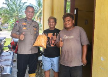 “POLSEK TAPUNG SERAHKAN 15 KG BENIH JAGUNG LAMURU – DUKUNG KELOMPOK TANI CITRA MANDIRI TANAMI 1 HECTARE”