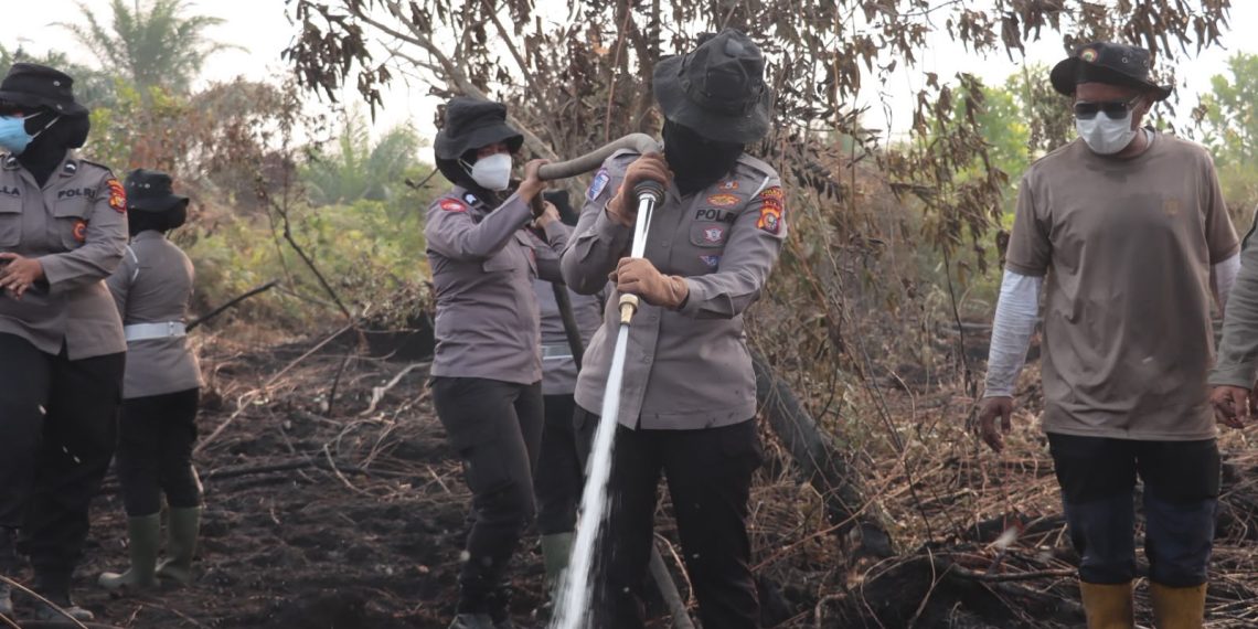 Srikandi Polres Kampar di Garis Depan Karhutla: Kasat Lantas AKP Wulan Afdhalia Pimpin Langsung Pemadaman Api di Rimbo Panjang