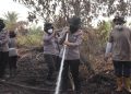 Srikandi Polres Kampar di Garis Depan Karhutla: Kasat Lantas AKP Wulan Afdhalia Pimpin Langsung Pemadaman Api di Rimbo Panjang