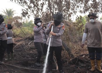 Srikandi Polres Kampar di Garis Depan Karhutla: Kasat Lantas AKP Wulan Afdhalia Pimpin Langsung Pemadaman Api di Rimbo Panjang