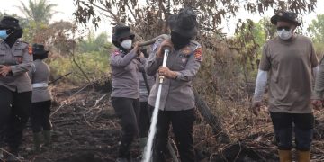 Srikandi Polres Kampar di Garis Depan Karhutla: Kasat Lantas AKP Wulan Afdhalia Pimpin Langsung Pemadaman Api di Rimbo Panjang