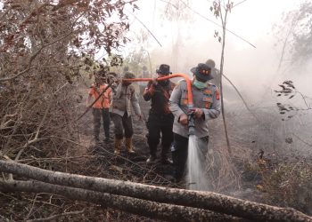 Kapolres Kampar Pimpin Langsung Operasi Pemadaman Karhutla di Rimbo Panjang: 70 Personel Gabungan Berhasil Padamkan Api di Lahan Gambut 1 Hektar