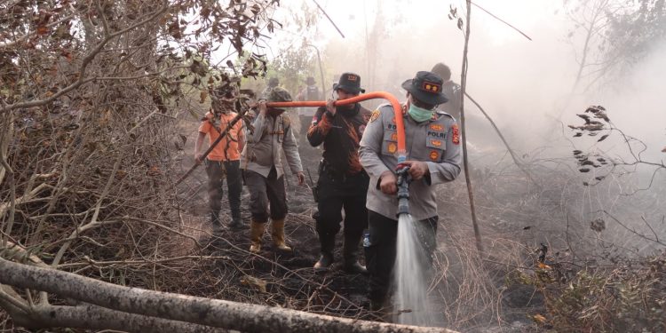 Kapolres Kampar Pimpin Langsung Operasi Pemadaman Karhutla di Rimbo Panjang: 70 Personel Gabungan Berhasil Padamkan Api di Lahan Gambut 1 Hektar